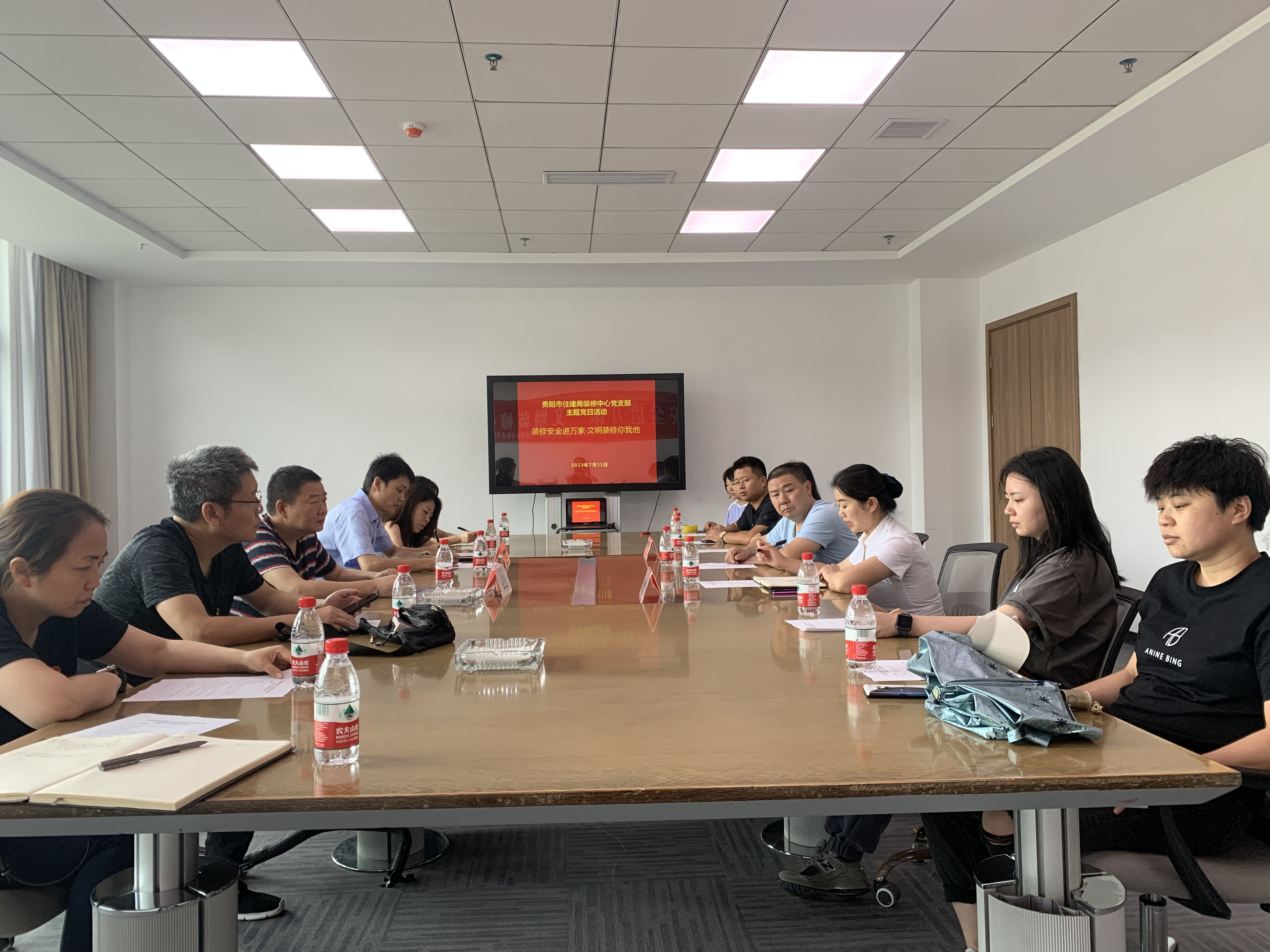 装修中心党支部开展“装修安全进万家 文明 装修你我他”普法宣传进社区主题党日活动